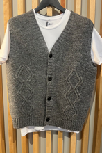 Load image into Gallery viewer, Diamond cable vest
