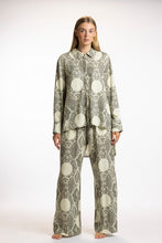 Load image into Gallery viewer, Relax oversized shirt
